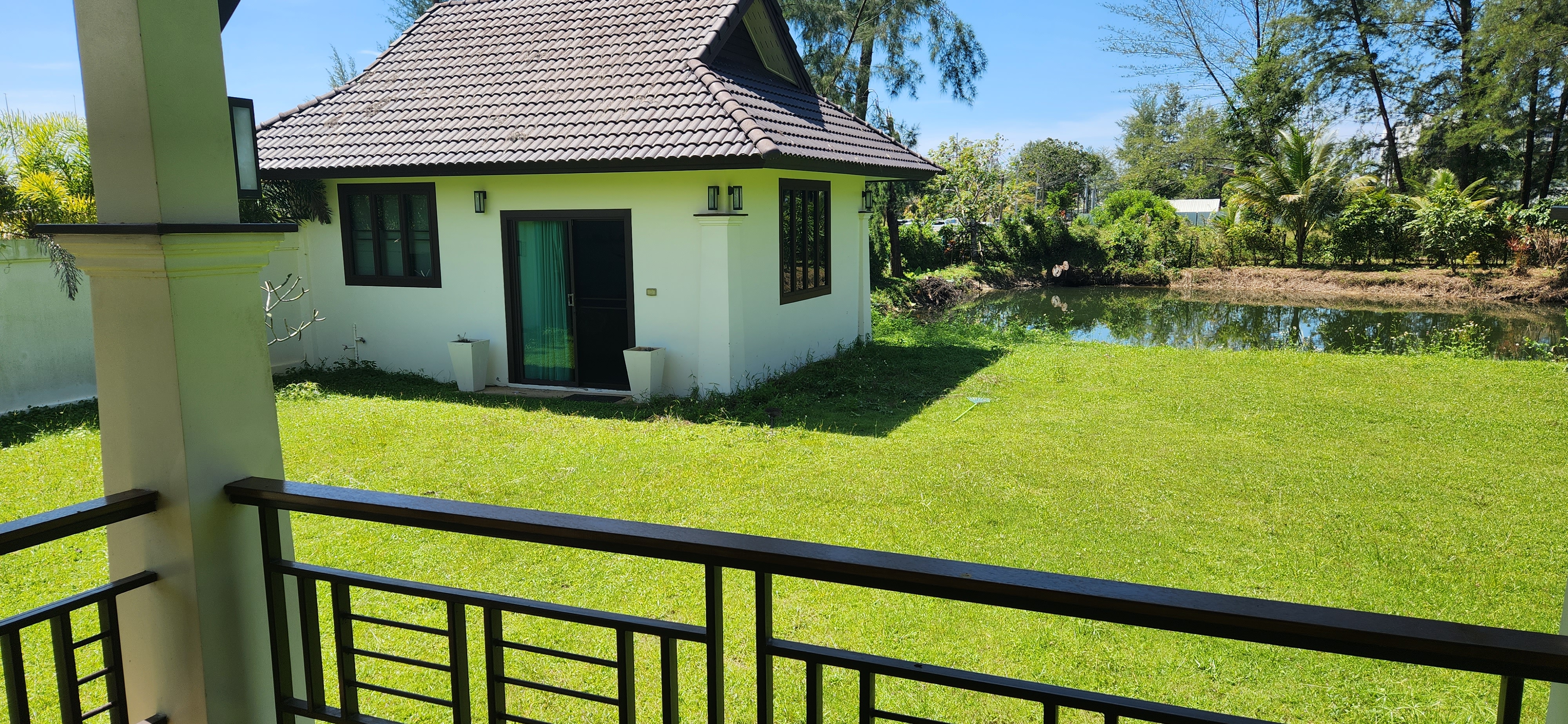 Thai Life Beach House Lawn & Exterior