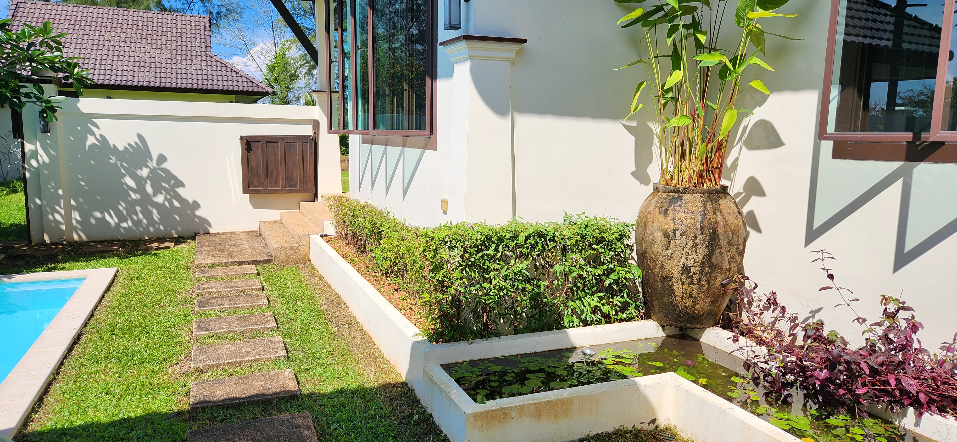 Thai Life Beach House Pool Courtyard