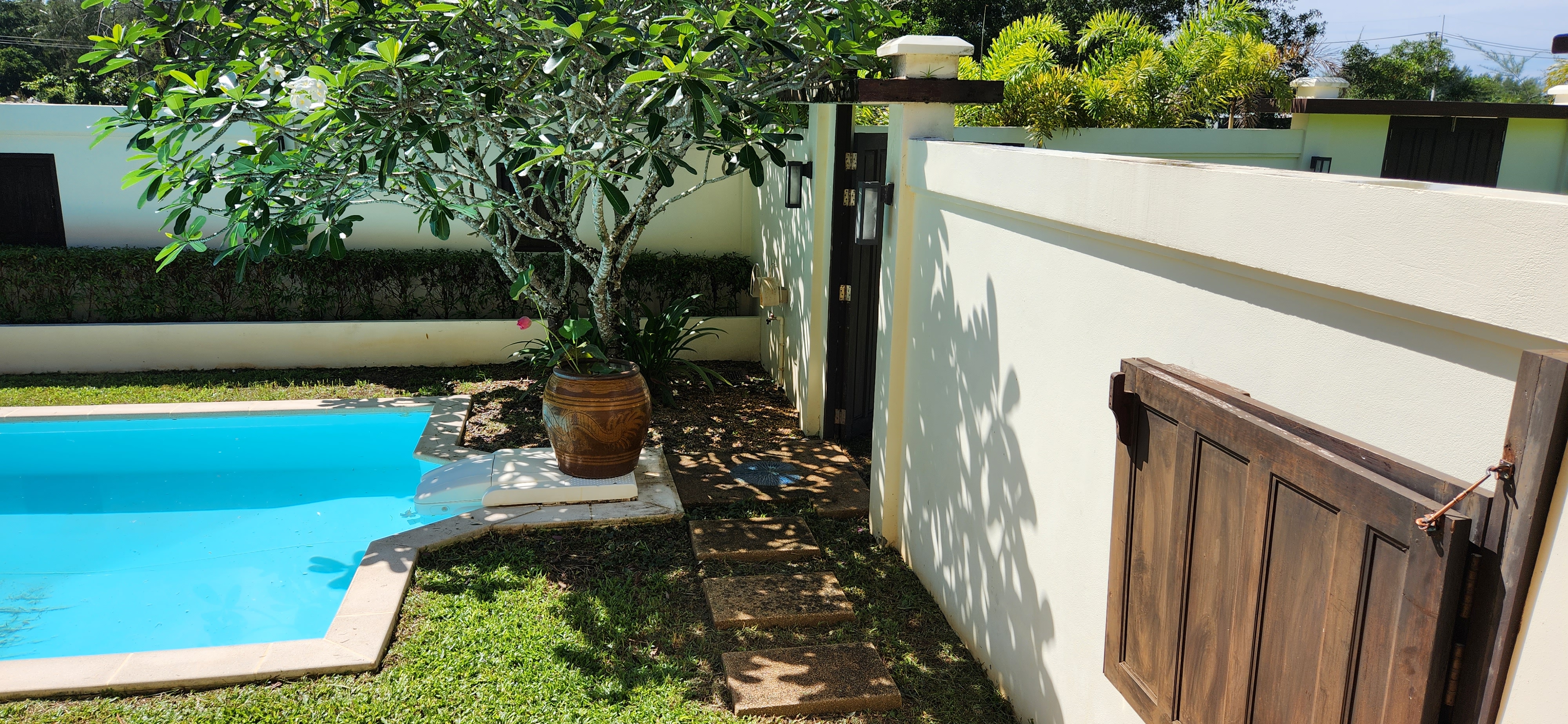 Thai Life Beach House Pool & Garden Wall