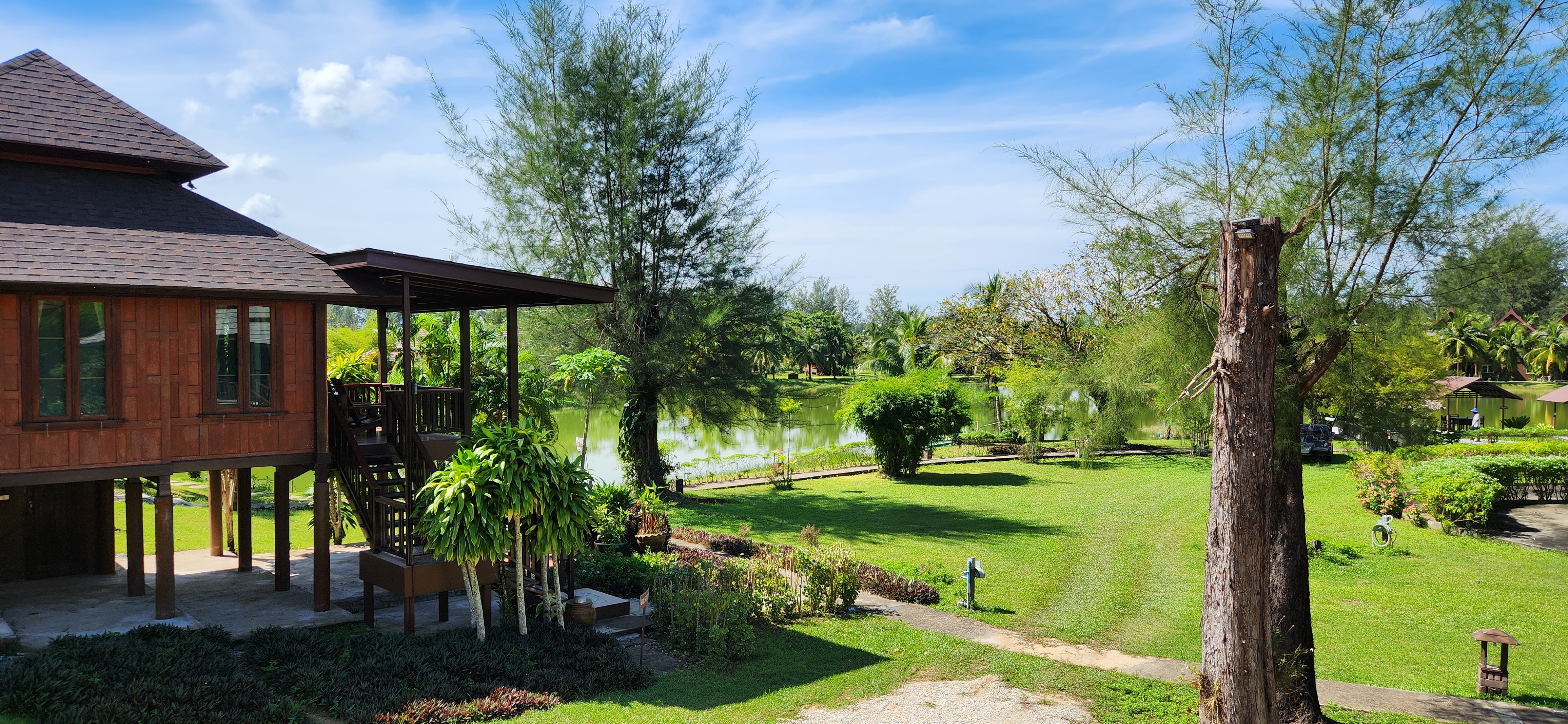 Thai Life Beach House Lawn & Tropical Garden