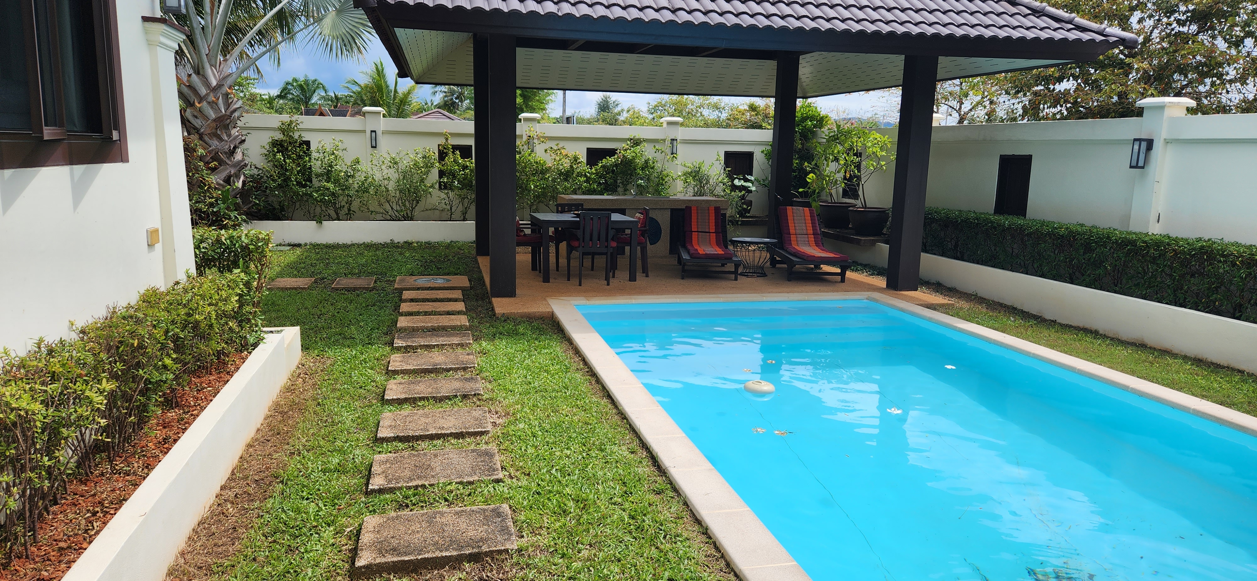 Thai Life Beach House Pool, Lawn & Garden
