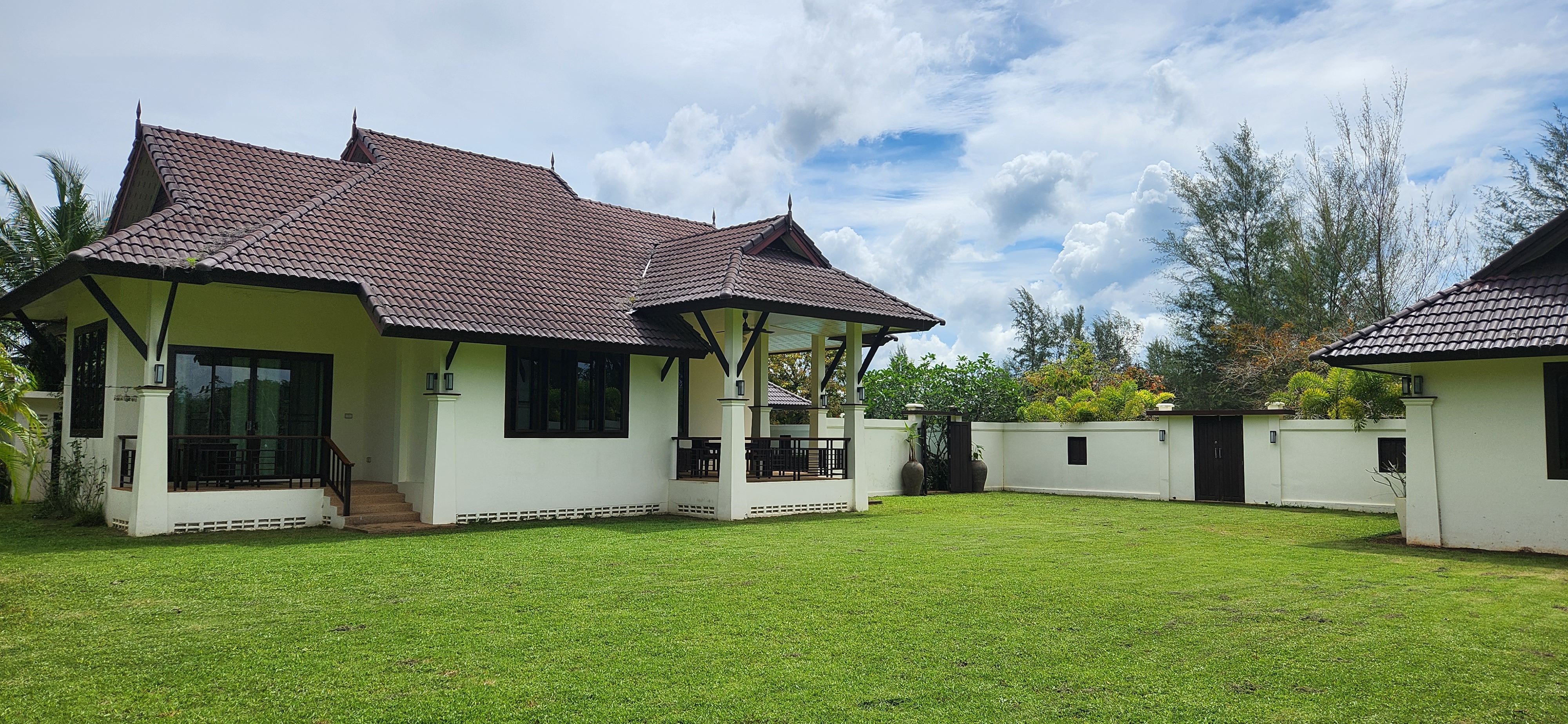 Thai Life Beach House Exterior & Lawn