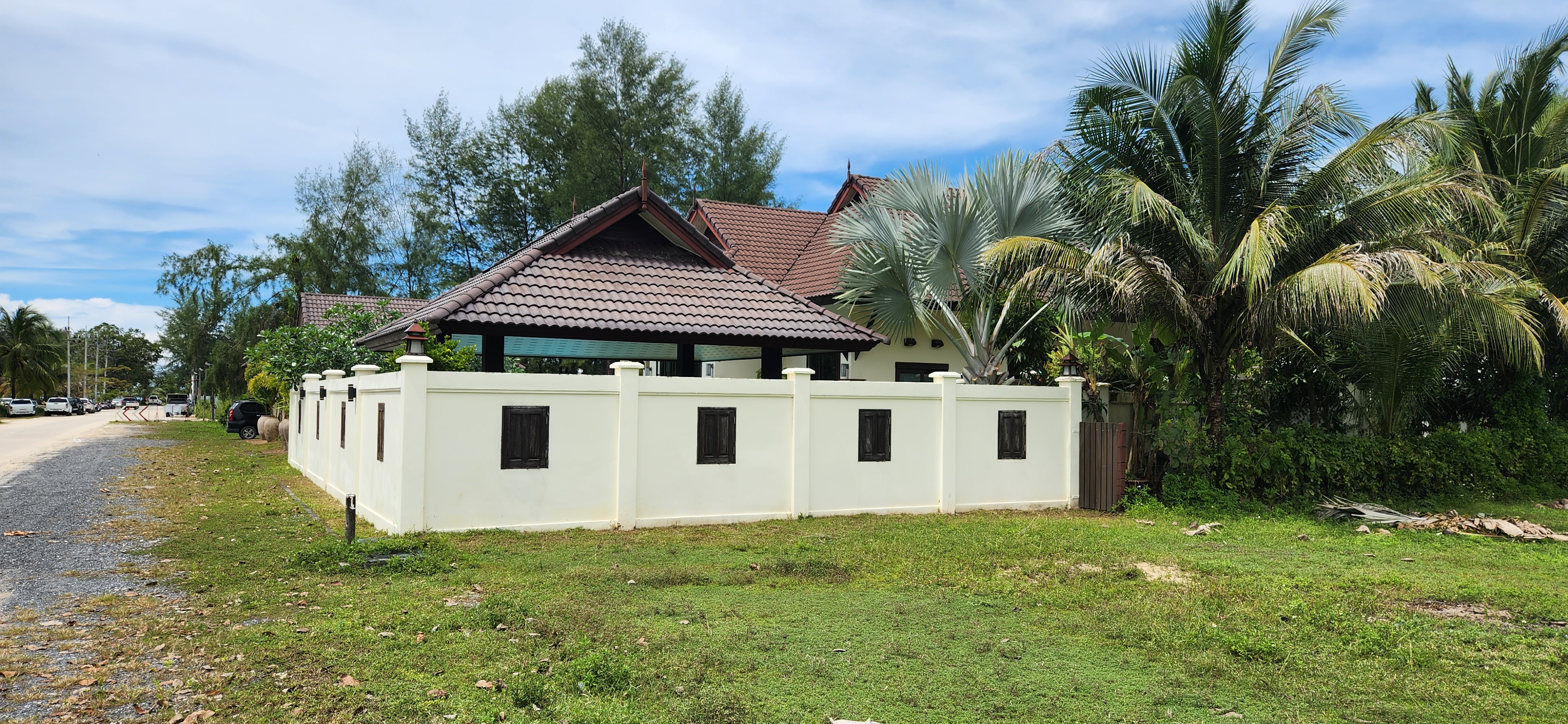 Thai Life Beach House Side Exterior & Green Garden