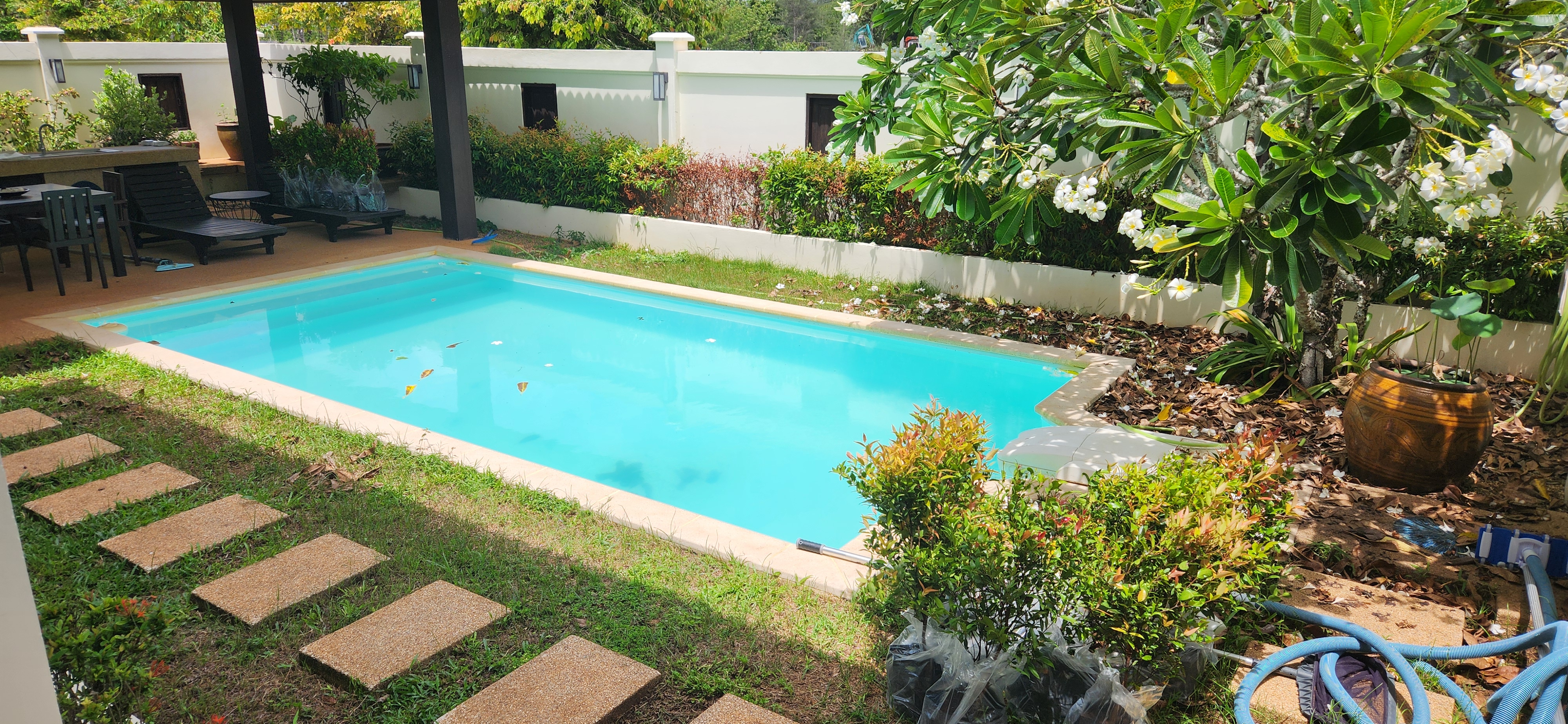 Thai Life Beach House Pool & Garden