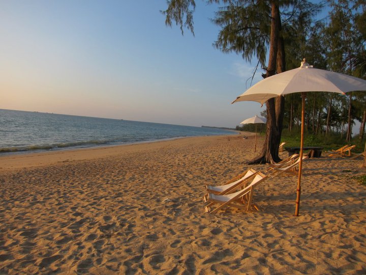 Beachfront Property With Sun Loungers And Umbrellas - ThaiLife Beach House Khao Lak