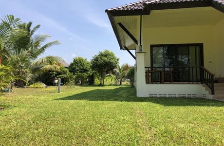 House Exterior Green Garden Tropical - ThaiLife Beach House Khao Lak