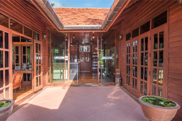 Resort Reception Entrance Wooden Decor - ThaiLife Beach House Khao Lak