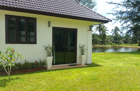 Single Story House With Garden And Pond - ThaiLife Beach House Khao Lak