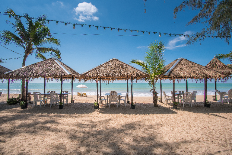 Beachfront Resort Outdoor Dining Area Guestchat Online - ThaiLife Meditation & Wellness Resort