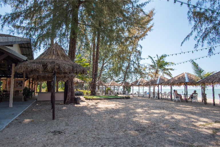 Beachfront Restaurant Bar Tropical Resort - ThaiLife Meditation & Wellness Resort