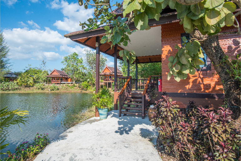 Traditional Resort Villa Lake View B4